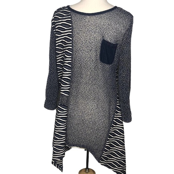Curvey Textured Navy Shark Hem Flowy Tunic, 2X - Picture 1 of 8